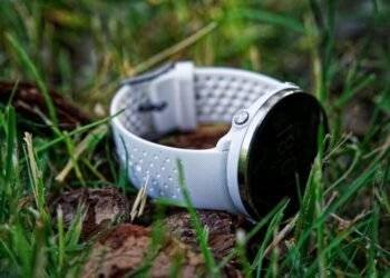 How one can Use Health Trackers with out Shedding Contact with Your self