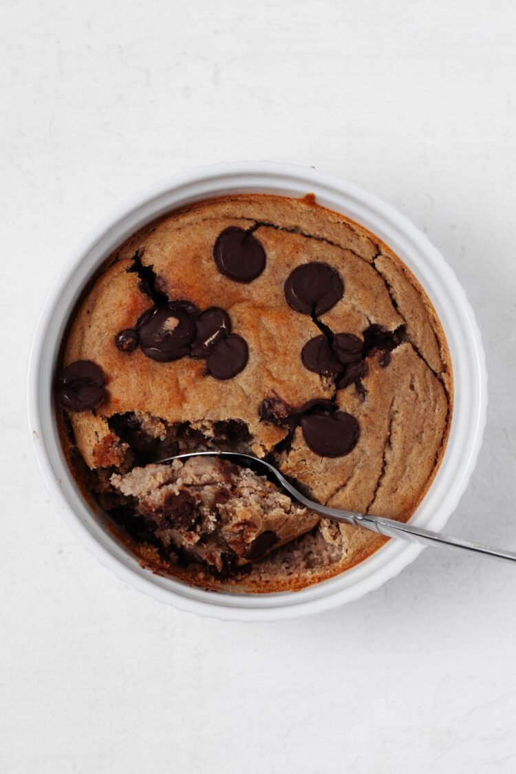 Vegan Blended Baked Oats with Darkish Chocolate Chips