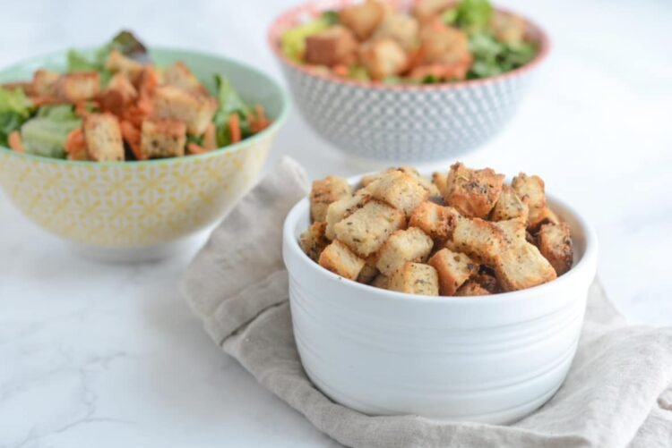 Tips on how to Make Garlic Bread Croutons (Salad’s Secret Weapon)