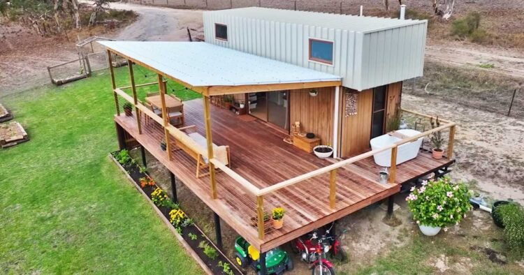 Dwelling near their children in a minimalist tiny residence