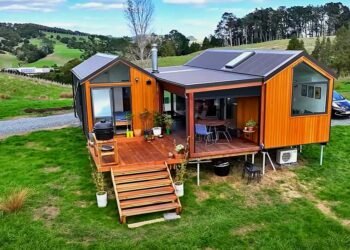 Cooks Stop Jobs to Construct a Dream Tiny Home in New Zealand