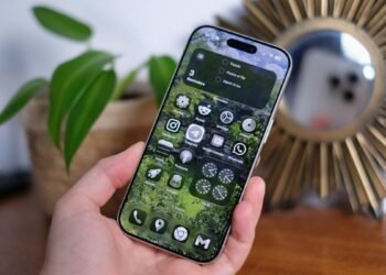 Methods to make your lock display background holographic in iOS 26