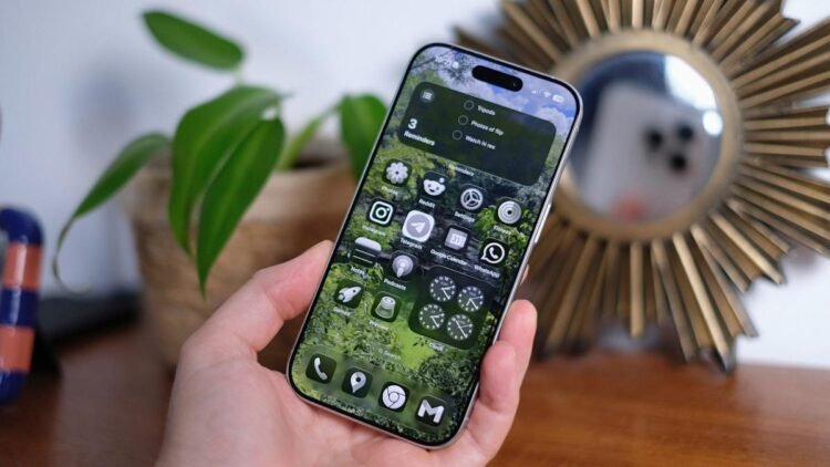 Methods to make your lock display background holographic in iOS 26