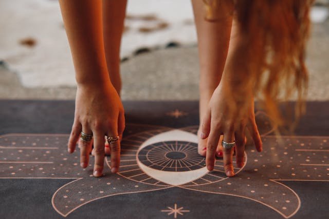 Why Mindfulness Isn’t About Clearing Your Thoughts (And What To Strive As a substitute When You’re Anxious)