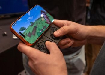 One other have a look at OhSnap’s MCON, a magnetic sport controller to your telephone