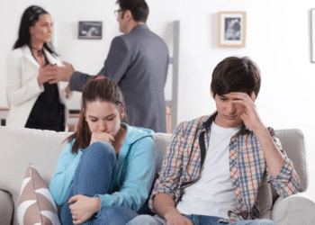 Easy methods to Set Wholesome Boundaries with Household (Even When It is Laborious) |