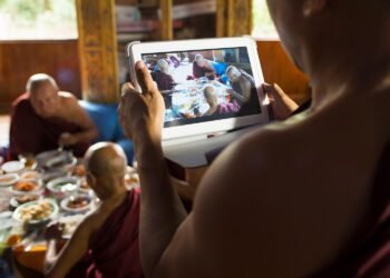 Mindrolling with Raghu Markus – Ep. 636 – A Buddhist Information to Navigating the Chaos of the Digital Age with Vincent Thibault