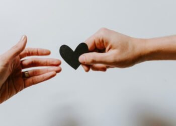 11 Previous-Usual Relationship Habits We Ought to Carry Again for Good