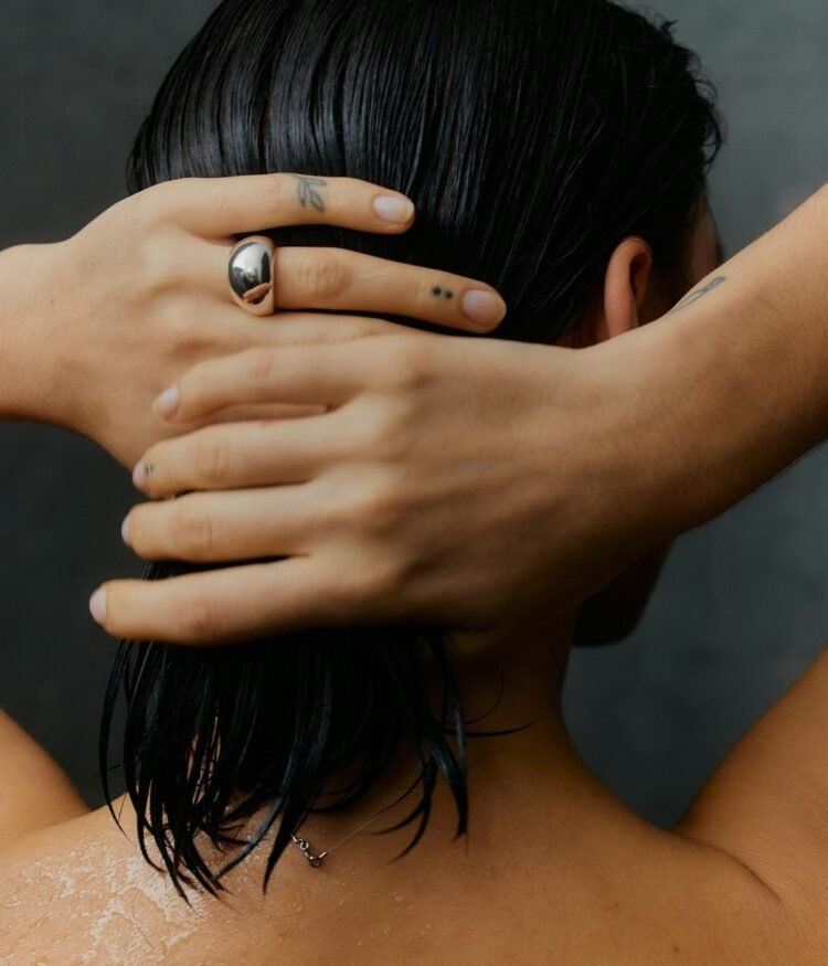 Can ‘Darkish Showering’ Truly Scale back Stress and Enhance Sleep?