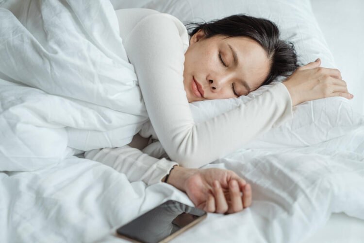 10 Methods to Assist You Fall Again Asleep After Waking Up within the Night time