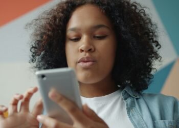 Younger folks with psychological well being situations use social media in another way
