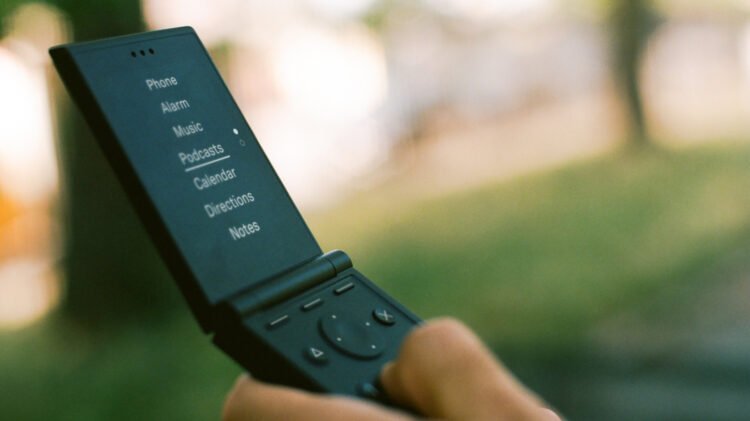 The Gentle Flip Is A Minimalist Flip Cellphone That Leaves Out All These Distracting Apps