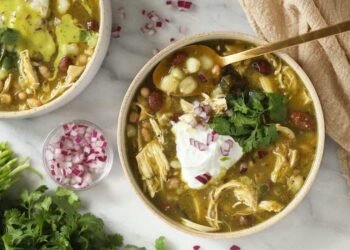 Inexperienced Chili Recipe with Hen and Beans