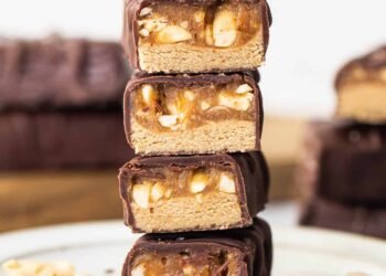 Do-it-yourself Snickers Protein Bar Recipe