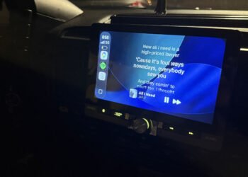 This Little-Recognized App Lets You Show Music Lyrics On Apple CarPlay